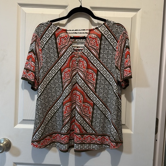 Ladies green and red blouse. - Picture 2 of 4